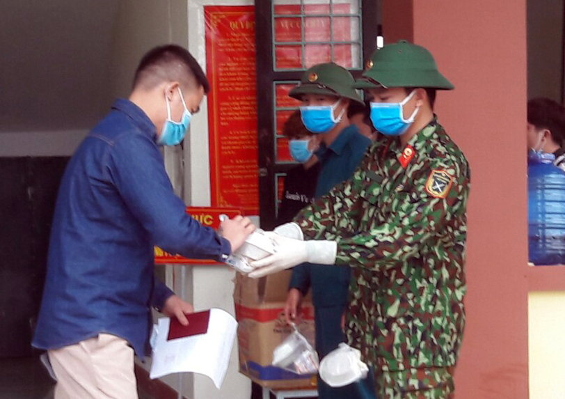 Cấp phát bữa ăn tối miễn phí trước khi lên xe về địa phương.