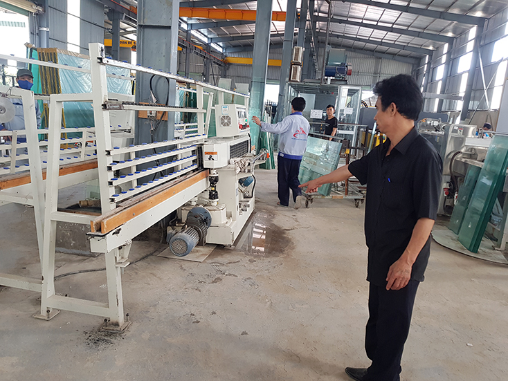 Ông Nguyễn Nam Quang, Giám đốc Công ty TNHH DVTH Quang Hùng Phát lo ngại ngập úng sẽ gây hư hại nặng cho dây chuyền sản xuất. 