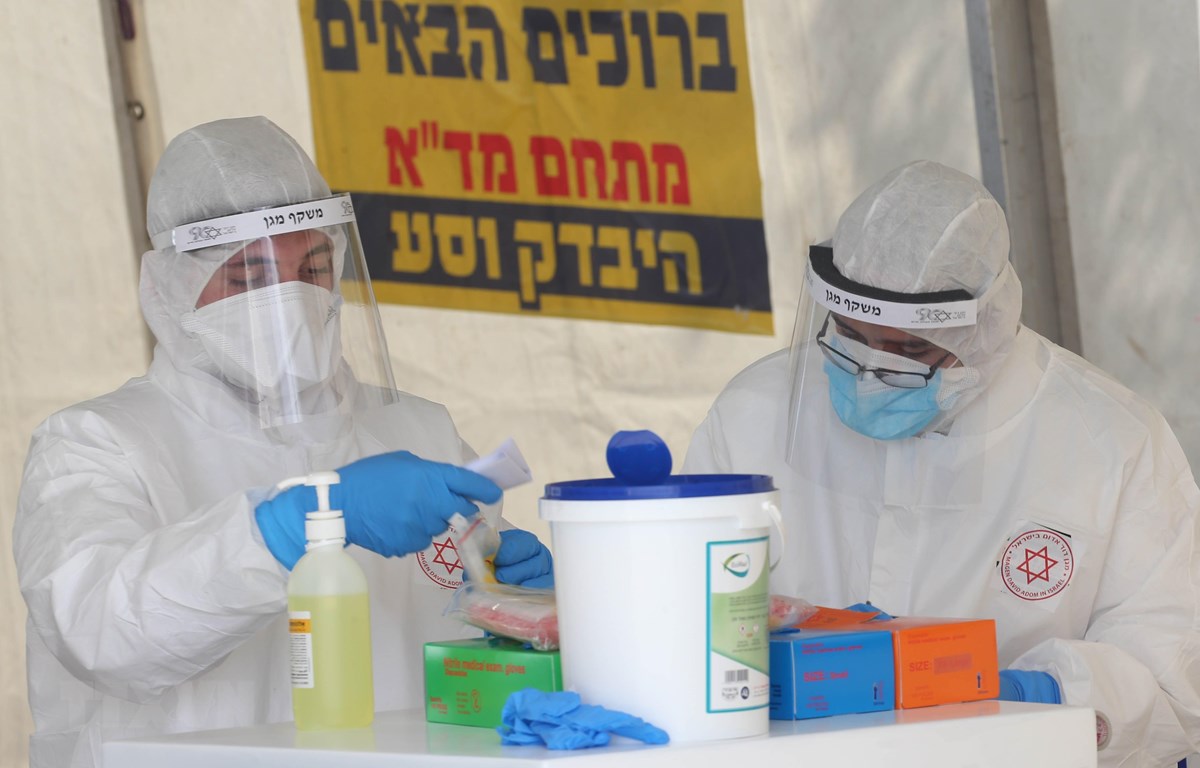 Nhân viên y tế Israel làm việc tại một trạm xét nghiệm COVID-19 ở Jerusalem, ngày 2-4-2020. (Ảnh: THX/TTXVN)
