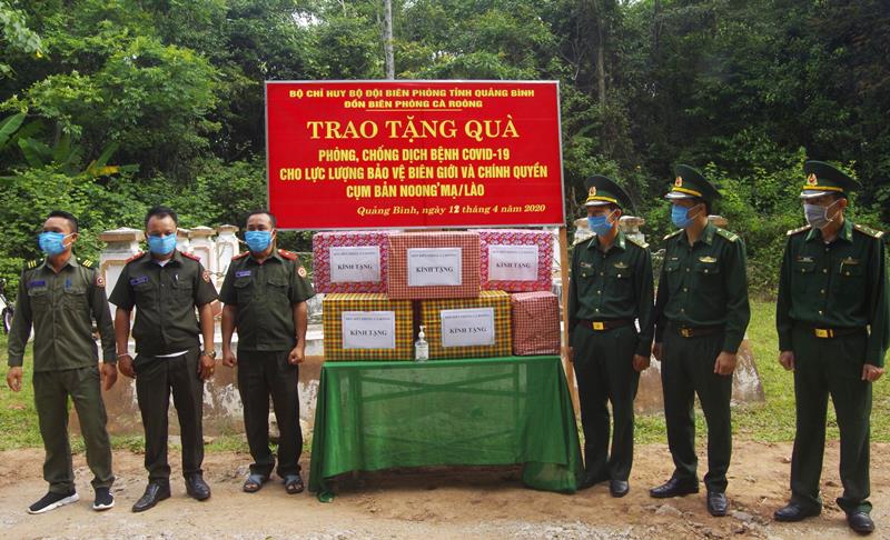 Ban Chỉ huy đồn Biên phòng Cà Roòng, BĐBP tỉnh Quảng Bình Trao tặng vật tư y tế và nhu yếu phẩm phòng, chống dịch cho Đại đội Biên phòng 316, Bộ Chỉ huy Quân sự tỉnh (Lào) 