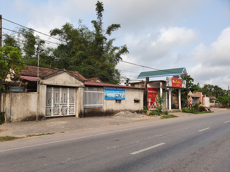 Khu vực các hộ dân thôn Xóm Phường chưa chịu di dời nhà và các công trình trên đất để trả lại hành lang an toàn giao thông 