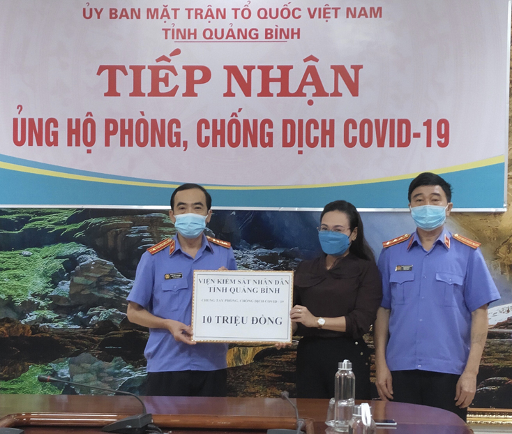 Đồng chí Chủ tịch Ủy ban MTTQVN tỉnh Phạm Thị Hân tiếp nhận ủng hộ từ Viện Kiểm sát Nhân dân tỉnh