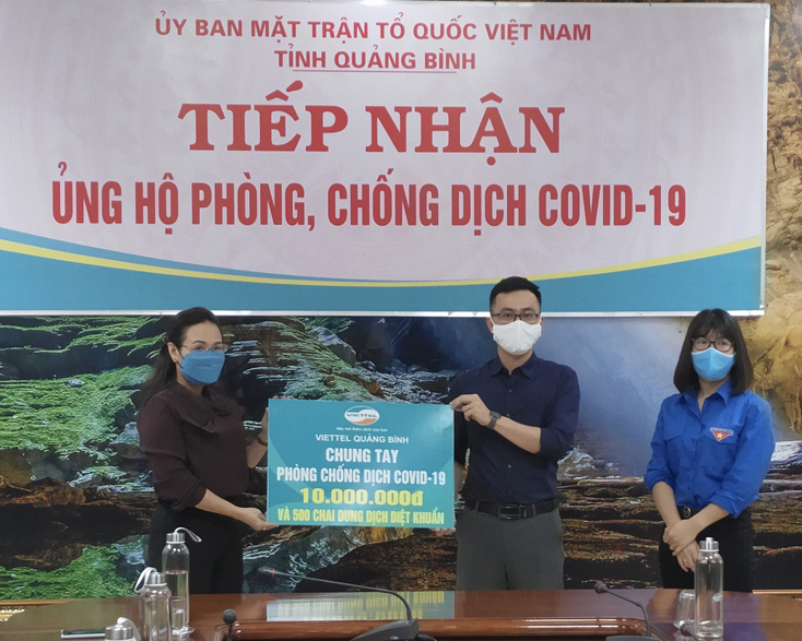 Đồng chí Chủ tịch Ủy ban MTTQVN tỉnh Phạm Thị Hân tiếp nhận ủng hộ từ Chi đoàn Viettel Quảng Bình và Chi đoàn Đài PTTH tỉnh