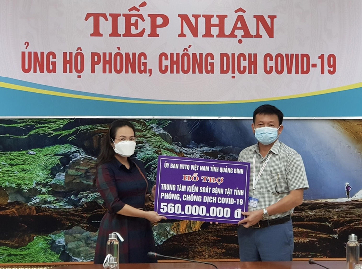 Đồng chí Chủ tịch Ủy ban MTTQVN tỉnh Phạm Thị Hân trao 560 triệu đồng hỗ trợ Trung tâm Kiểm soát bệnh tật tỉnh     