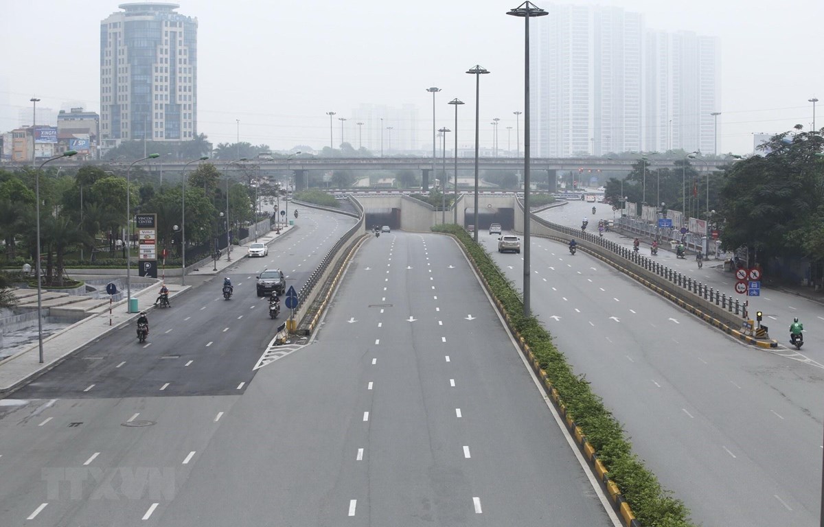 Đường Trần Duy Hưng, mật độ giao thông giảm hơn ngày thường, trong những ngày thực hiện giãn cách xã hội. (Ảnh: Minh Quyết/TTXVN)