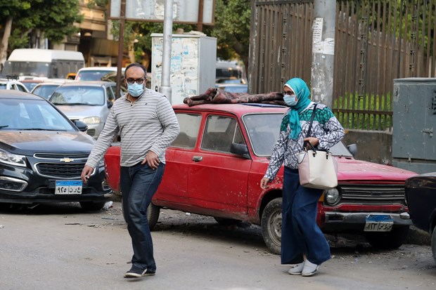  Người dân đeo khẩu trang nhằm ngăn chặn sự lây lan của dịch COVID-19 tại Cairo, Ai Cập ngày 12-4-2020. (Nguồn: THX/TTXVN)