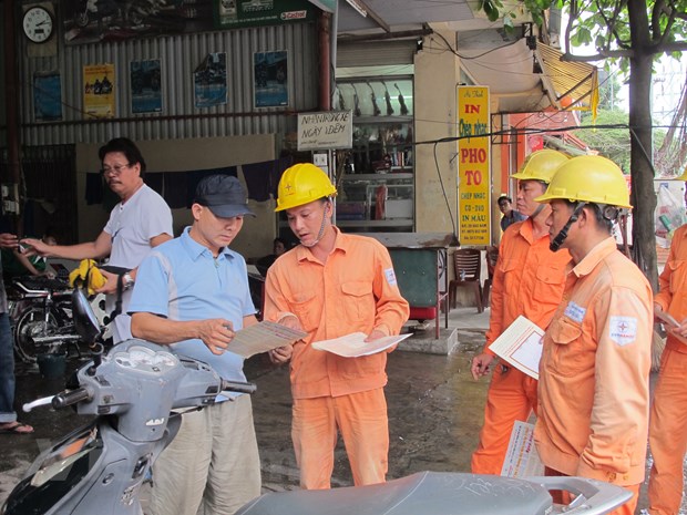 Nhân viên EVN hướng dẫn khách hàng sử dụng điện tiết kiệm, hiệu quả. (Nguồn: Đức Duy/Vietnam+)