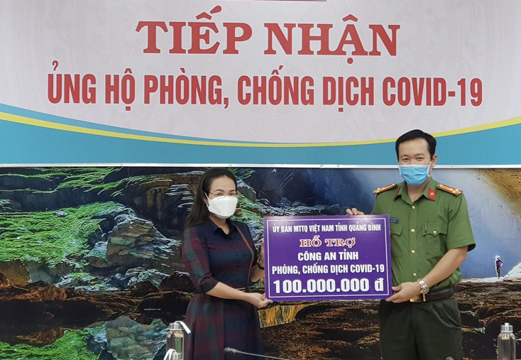 Trên cơ sở số tiền tiếp nhận được, đồng chí Chủ tịch Ủy ban MTTQVN tỉnh Phạm Thị Hân đã kịp thời trao 100 triệu đồng hỗ trợ Công an tỉnh  phục vụ công tác phòng, chống dịch Covid-19