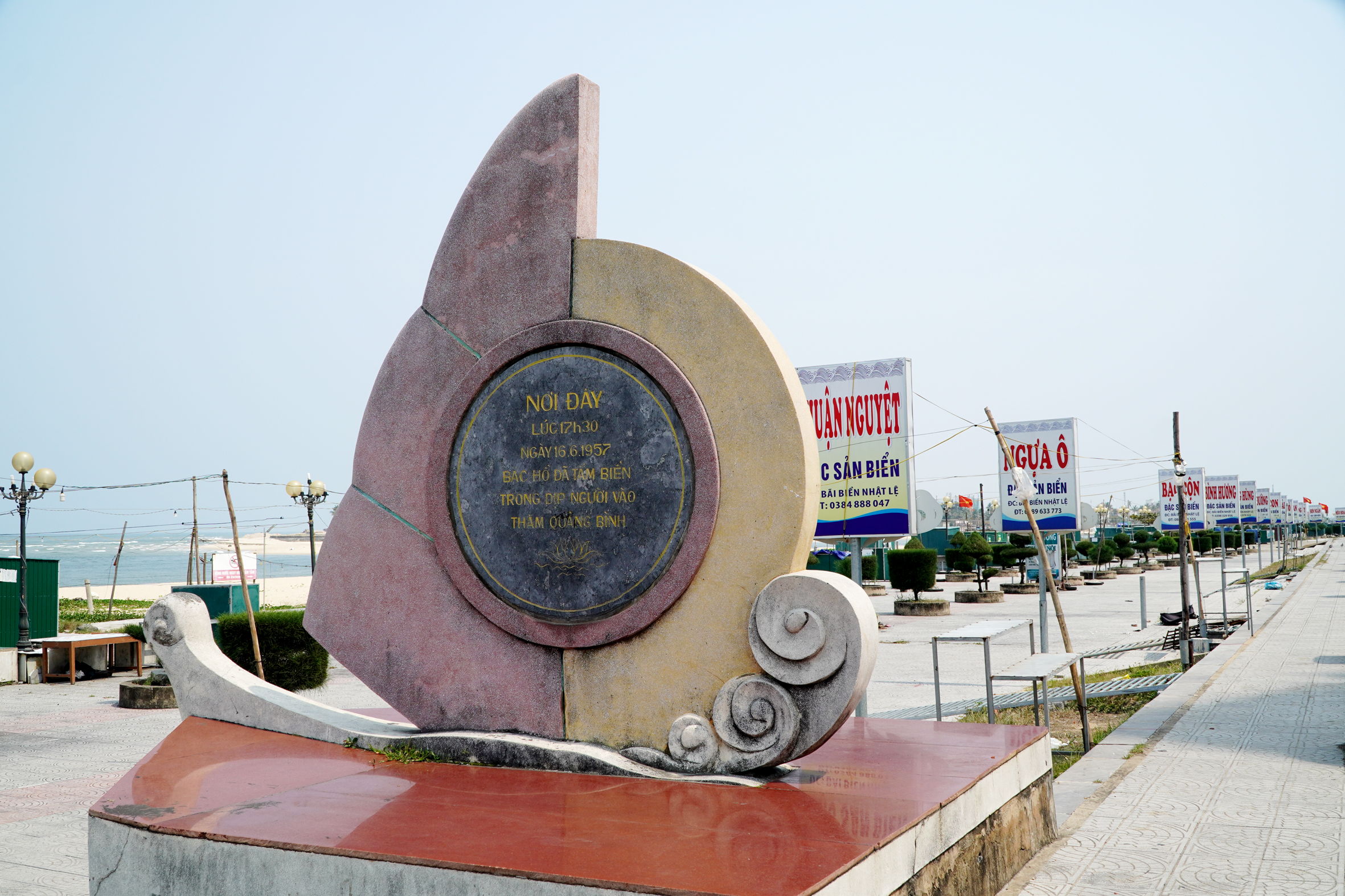 Tượng phù điêu ghi dấu ngày 16-6-1957 Bác Hồ đã tắm biển trong dịp Người vào thăm Quảng Bình. Ảnh: Tiến Hành 