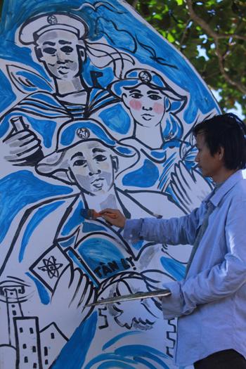    Họa sỹ Lê Thuận Long chọn cho mình lối đi riêng với dòng tranh cổ động. 
