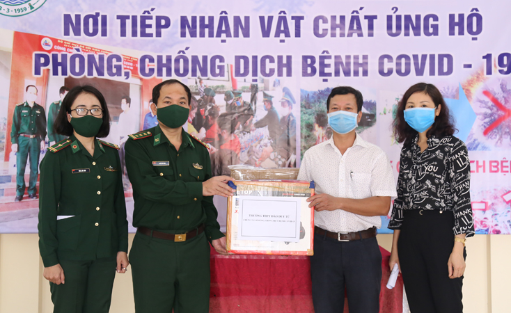 Đại diện tập thể giáo viên Trường THPT Đào Duy Từ trao đồ phòng hộ y tế cho lực lượng bộ đội Biên phòng.