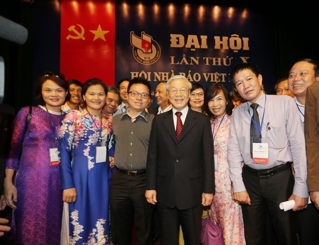 Tổng Bí thư Nguyễn Phú Trọng với các nhà báo Thông tấn xã Việt Nam dự Đại hội đại biểu toàn quốc Hội Nhà báo Việt Nam lần thứ X, nhiệm kỳ 2015-2020, sáng 9/8/2015, tại Hà Nội. (Ảnh: Trí Dũng/TTXVN)
