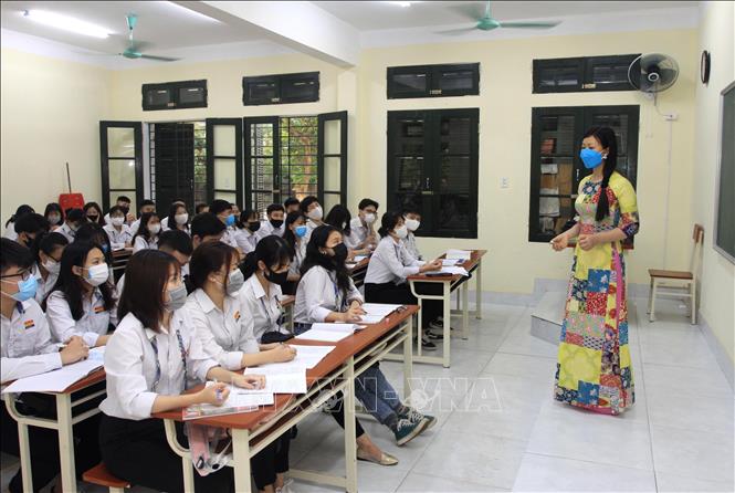  Học sinh trường THPT Lê Quý Đôn, thành phố Thái Bình đi học trở lại. Ảnh: Thế Duyệt/TTXVN