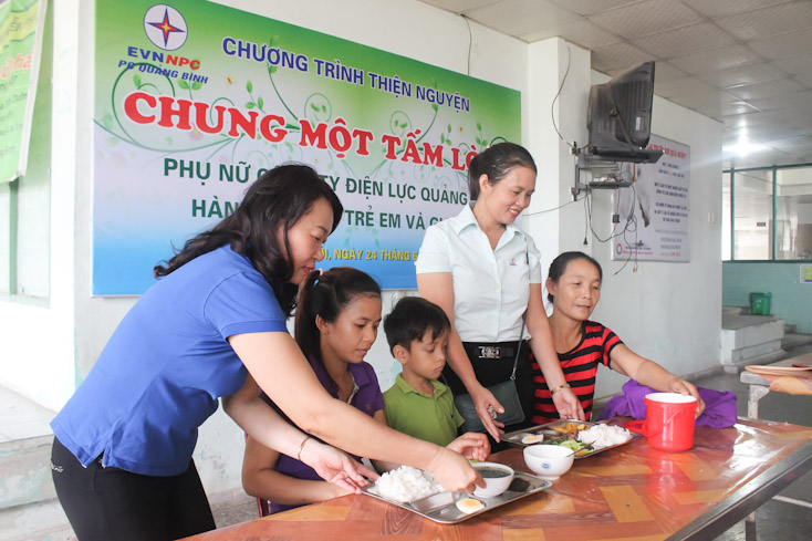 Chị Trần Thị Lý trong một buổi từ thiện phát cơm miễn phí cho bệnh nhân nghèo đang điều trị tại Bệnh viện hữu nghị Việt Nam-Cu Ba Đồng Hới.