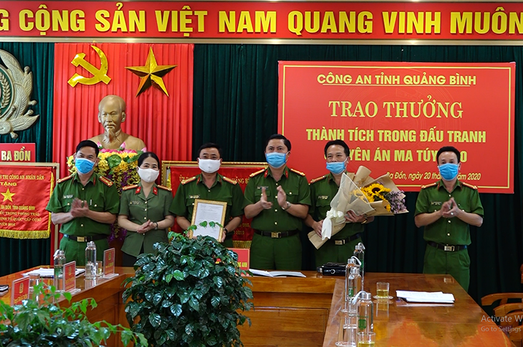 Thượng tá Nguyễn Tiến Hoàng Anh – Phó giám đốc Công an tỉnh tặng hoa, thưởng nóng lực lượng phá án Công an TX. Ba Đồn.