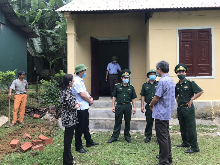 Đoàn công tác kiểm kiểm tra công trình cải tạo, sửa chữa 87 nhà ở cho đồng bào Rục