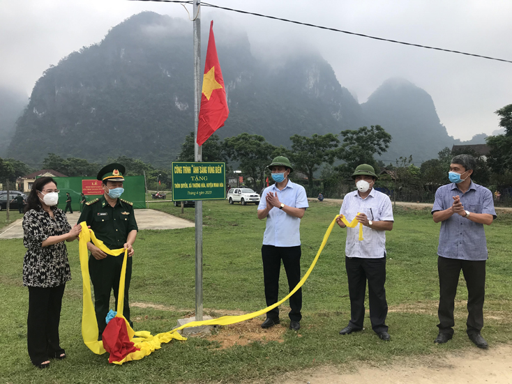 Các đồng chí lãnh đạo tỉnh và huyện Minh Hóa thực hiện nghi lễ khánh thành công trình “Ánh sáng vùng biên” tại thôn Quyền