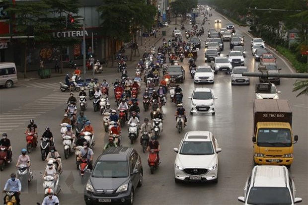 Mật độ người tham gia giao thông đông trở lại trên phố Xã Đàn, Hà Nội trong thời gian giãn cách xã hội. (Ảnh chụp chiều 21-4-2020). (Ảnh: Minh Quyết/TTXVN)