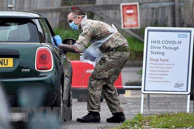 Một trạm xét nghiệm COVID-19 lưu động tại London, Anh. (Ảnh: AFP/TTXVN)