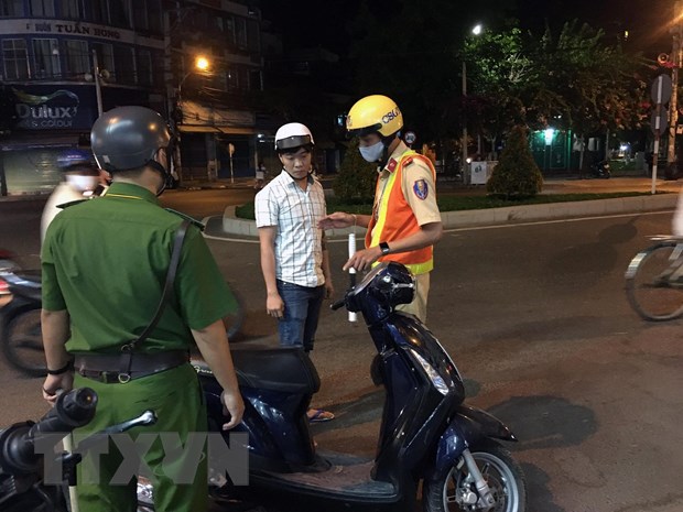  Công an thành phố Nha Trang tuần tra kết hợp tuyên truyền, nhắc nhở các trường hợp tham gia giao thông trên phường Phương Sơn không mang khẩu trang. (Ảnh: Phan Sáu/TTXVN)