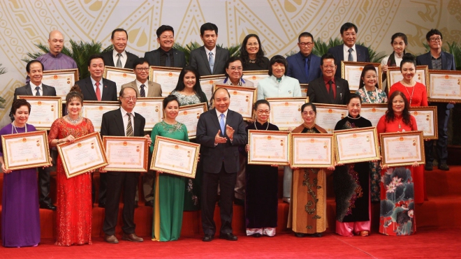  Thủ tướng Nguyễn Xuân Phúc trao danh hiệu Nghệ sĩ nhân dân cho các nghệ sĩ năm 2019. Ảnh: Thanh Tùng-TTXVN