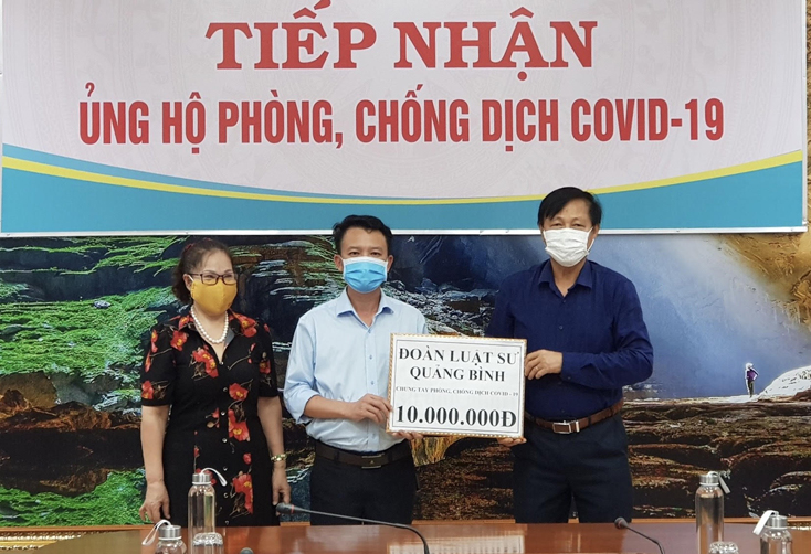 Đại diện Ban Thường trực Ủy ban MTTQVN tỉnh tiếp nhận số tiền 10 triệu đồng ủng hộ phòng, chống dịch bệnh Covid-19 từ Đoàn Luật sư tỉnh