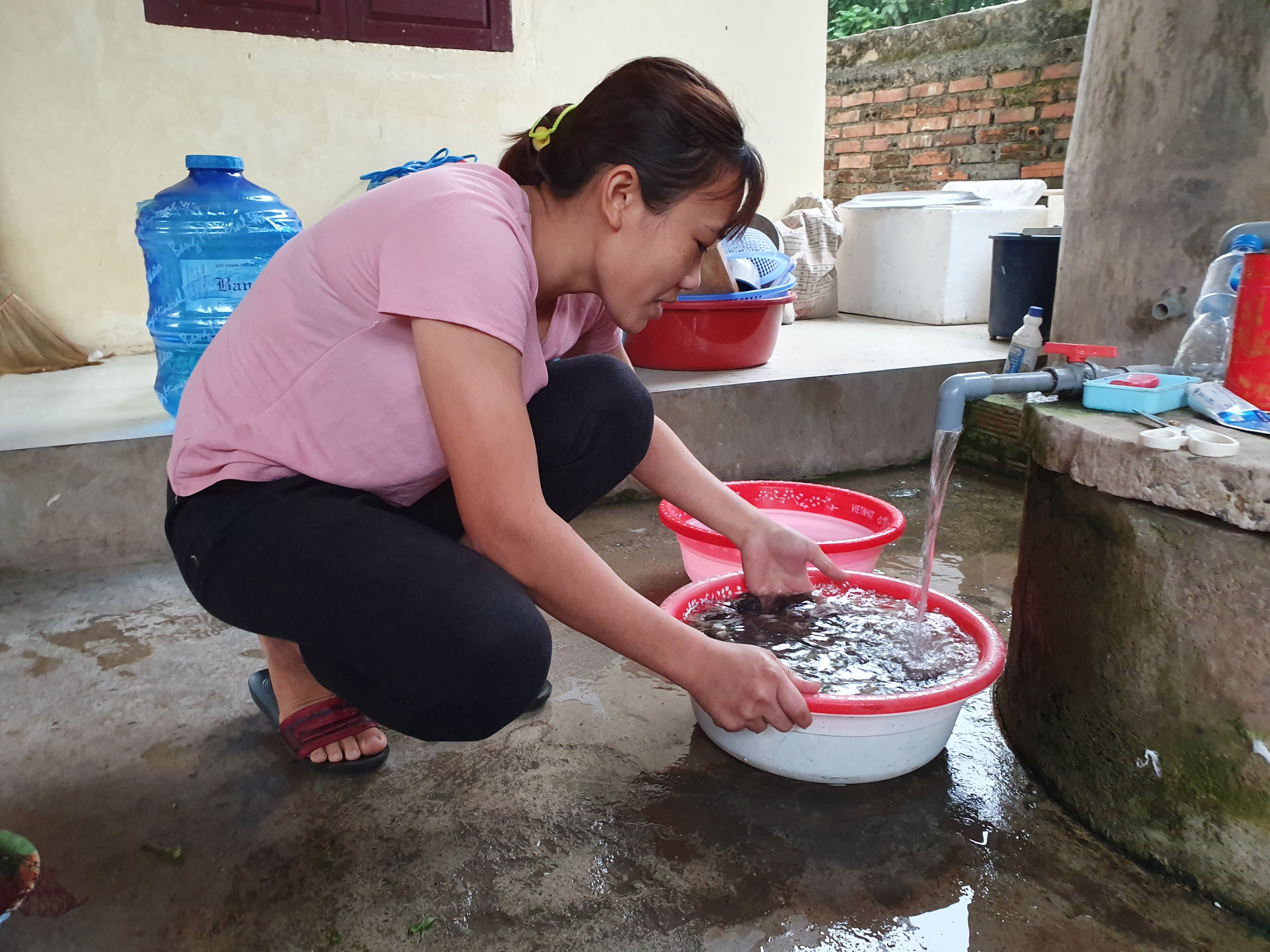 Người dân xã An Thủy vui mừng vì từ nay có nước sạch cho sinh hoạt.