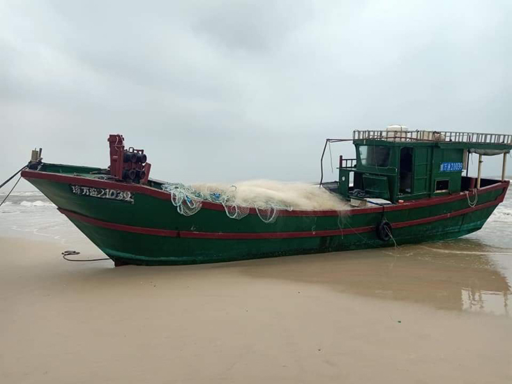 Con tàu vừa phát hiện dạt vào bờ biển xã Ngư Thủy (ảnh: Văn Nguyễn)