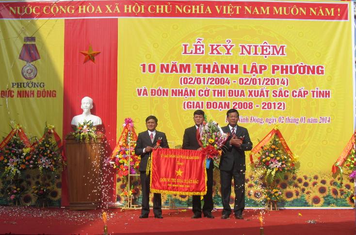 Ông Hoàng Mạnh Châm (thứ nhất từ trái sang) đảm nhận cương vị Bí thư Đảng ủy phường Đức Ninh Đông 2 nhiệm kỳ (2004-2014).