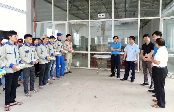  Đồng chí Chủ tịch LĐLĐ tỉnh Phạm Quang Long tặng khẩu trang cho ĐV, NLĐ phòng, chống dịch bệnh Covid 19.