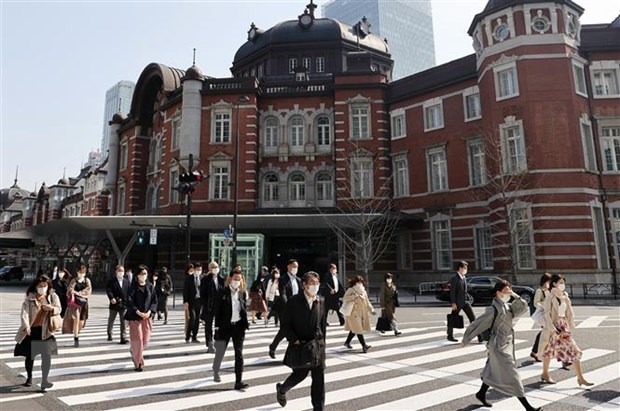  Người dân di chuyển trên đường phố tại Tokyo, Nhật Bản ngày 8-4-2020. (Nguồn: AFP/TTXVN)