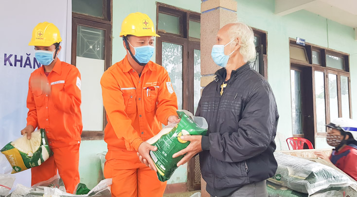 Đoàn viên công đoàn PC Quảng Bình trao quà hỗ trợ các gia đình có hoàn cảnh khó khăn trên địa bàn huyện Minh Hóa.