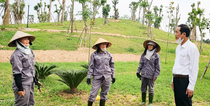 Đồng chí Trần Công Thuật nói chuyện, động viên đội ngũ công nhân đang làm nhiệm vụ.