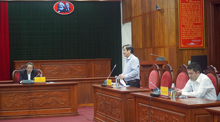 Đồng chí Phó Chủ tịch Thường trực UBND tỉnh Nguyễn Xuân Quang phát biểu về các giải pháp tháo gỡ khó khăn trong sản xuất kinh doanh