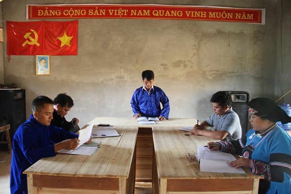 Một buổi sinh hoạt của Chi bộ Lao Hầu, xã Thanh Bình, huyện Mường Khương, tỉnh Lào Cai trong nhà văn hóa khang trang. (Nguồn: báo Lào Cai)