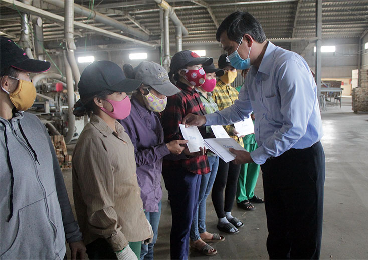 Tặng quà cho công nhân