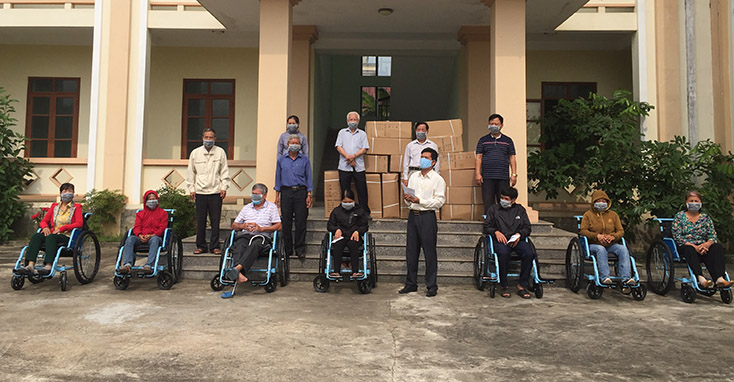 Đại diện lãnh đạo Hội trao tặng xe lăn cho người khuyết tật, người có công