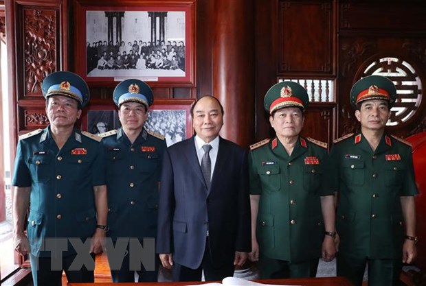 Thủ tướng Nguyễn Xuân Phúc và các đại biểu chụp ảnh chung tại Nhà tưởng niệm Chủ tịch Hồ Chí Minh tại Quân chủng Phòng không- không quân. (Ảnh: Thống Nhất/TTXVN)
