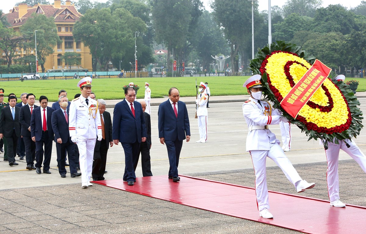 Đoàn đại biểu Lãnh đạo Đảng, Nhà nước đặt vòng hoa và vào Lăng viếng Chủ tịch Hồ Chí Minh. (Ảnh: Dương Giang/TTXVN)