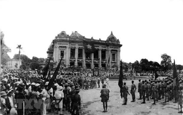 Ngày 19-8-1945, cả Thủ đô ngập tràn cờ đỏ sao vàng. Hàng chục vạn người dân ở Hà Nội và các tỉnh lân cận theo các ngả đường kéo về quảng trường Nhà hát lớn Hà Nội dự cuộc mít tinh lớn chưa từng có của quần chúng cách mạng, hưởng ứng cuộc Tổng khởi nghĩa giành chính quyền. (Ảnh: Nguyễn Bá Khoản/TTXVN)