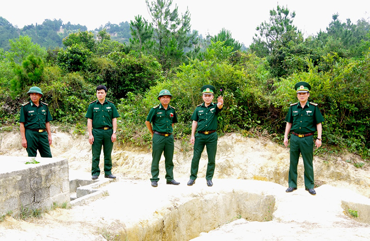 Đoàn công tác kiểm tra hệ thống thao trường bắn đạn thật tại Tiểu đoàn Huấn luyện - Cơ động, BĐBP Quảng Bình. (ảnh: Châu Thành)