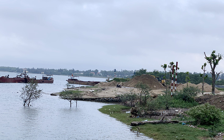 Hàng ngày tại bãi tập kết cát sạn ở phía Nam khu di tích lịch sử bến phà Quán Hàu có 2 thuyền, sà lan chuyên khai thác “cát lậu” neo, đậu để nhập cát. 