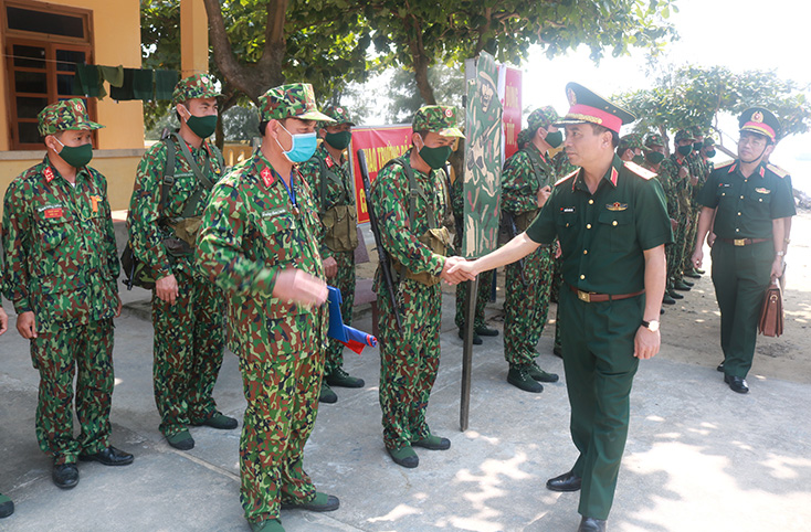 Trung tướng Nguyễn Doãn Anh, Tư lệnh Quân khu 4 kiểm tra sẵn sàng chiến đấu tại đảo La.	