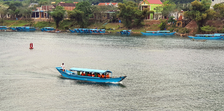 Khách du lịch tham quan động Phong Nha.