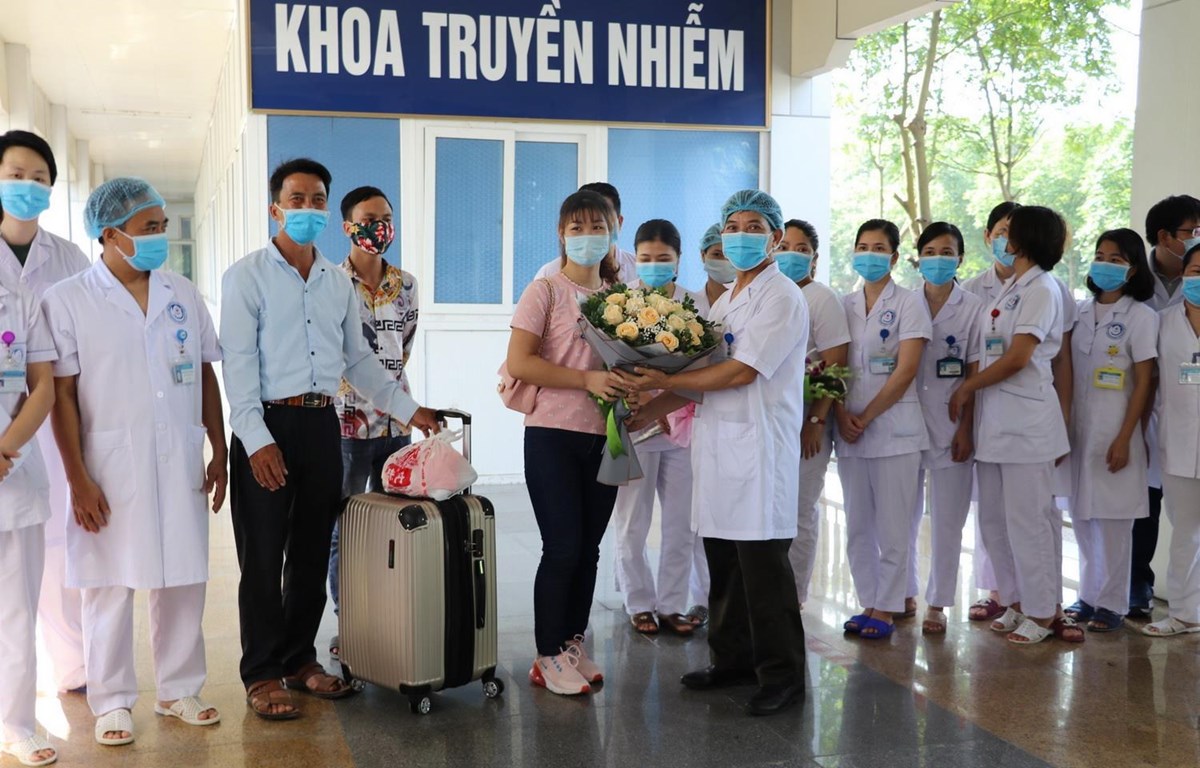  Ngày 4-5-2020, Bệnh viện Đa khoa tỉnh Ninh Bình đã làm thủ tục xuất viện cho bệnh nhân mắc COVID-19 cuối cùng điều trị tại bệnh viện sau 4 lần xét nghiệm cho kết quả âm tính với SARS-CoV-2. (Nguồn: TTXVN)