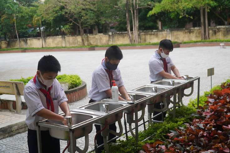 Các em thực hiện rửa tay trước khi vào lớp. 