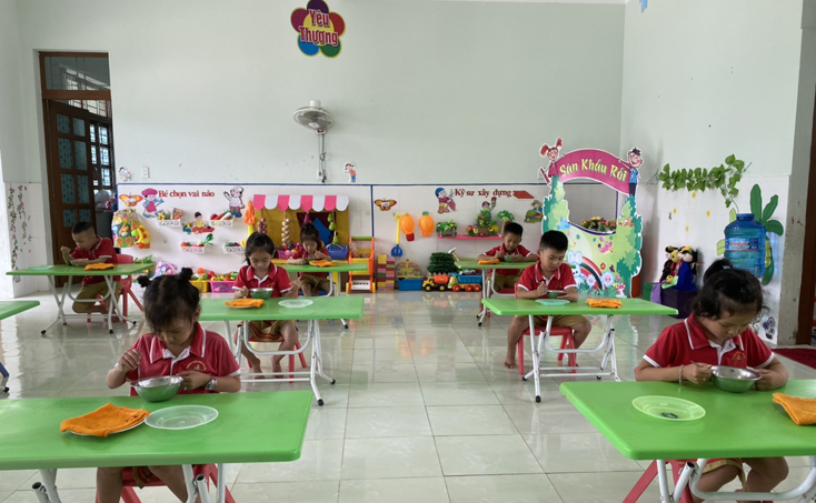 Buổi ăn bán trú đầu tiên của trẻ mầm non sau thời gian nghỉ học vì dịch bệnh...