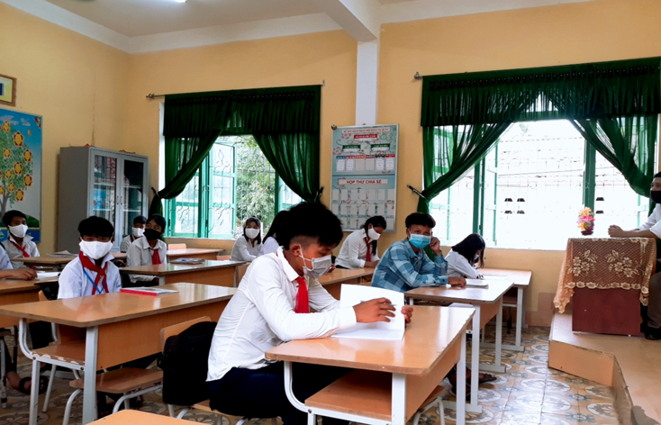 Học sinh dân tộc thiểu số ở Trường phổ thông dân tộc bán trú tiểu học và THCS Dân Hóa đến lớp đông đủ trong ngày học đầu tiên.