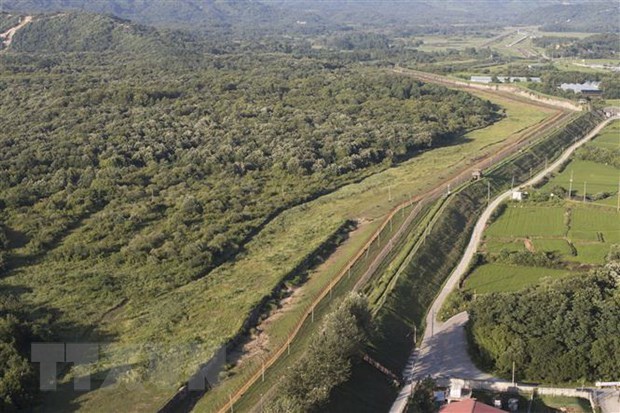  Quang cảnh Khu vực phi quân sự (DMZ) chia cắt bán đảo Triều Tiên tại Cheorwon, tỉnh Gangwon, Hàn Quốc. (Ảnh: Yonhap/TTXVN)