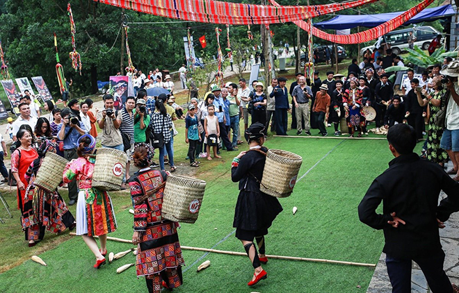  Đồng bào người Mông tái hiện các trò chơi truyền thống tại Làng văn hóa-Du lịch các dân tộc Việt Nam. (Ảnh: Trọng Đạt/TTXVN)